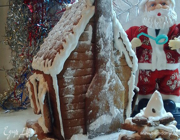 Для усиления реалистичности посыпаем сверху сооружение сахарной пудрой через ситичко.