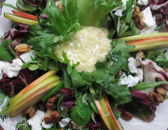 Теперь обжарим грецкие орехи — они дают салату тот особенный вкус, за который уже можно полюбить салат.

Для этого растопим в сковороде сливочное масло, и слегка обжарим орехи.
Затем посыпаем их сахаром, перчим и ставим в духовку на противне, который лучше застелить бумагой. Готовим минут 10-15 при 180°C, помешивая.
Орешки получаются карамельные с перчинкой!