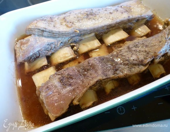 Через 8 часов ребра будут выглядеть так: мясо легко отходит от кости и много бульона.