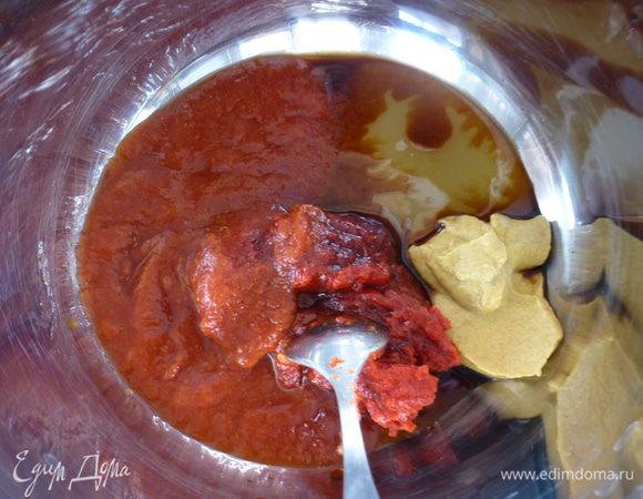 Готовим соус. Для этого в сотейнике соединяем томатную пасту, пиво, кетчуп (у меня домашний), мед и горчицу, вустерский соус (можно и без него).