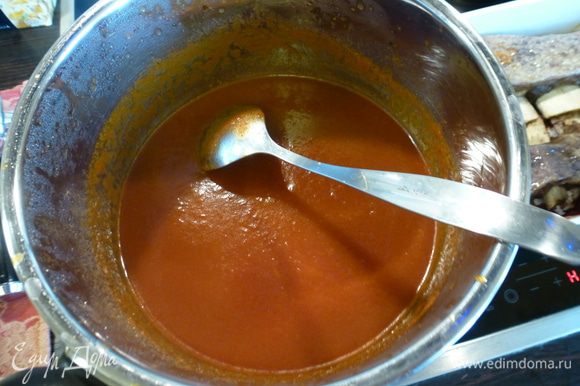 В соус выливаем бульон из мяса, который образовался после томления. Солим, перчим по вкусу. Увариваем соус на среднем огне 15 минут до загустения.