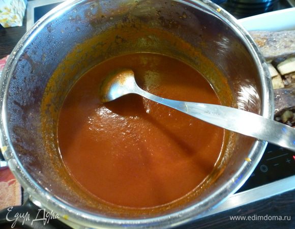 В соус выливаем бульон из мяса, который образовался после томления. Солим, перчим по вкусу. Увариваем соус на среднем огне 15 минут до загустения.