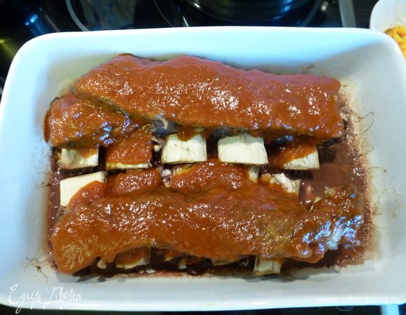 Смазываем ребра сверху получившимся соусом. Запекаем в духовке (уже без фольги) 30 минут при температуре 180 °С.