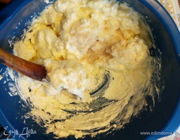 Добавляем к творогу взбитые яйца, ряженку, сахар, манную крупу, ванильный сахар, хорошо перемешиваем массу. Вымешивать можно деревянной ложкой или с помощью блендера. 