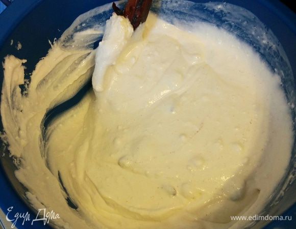 В полученную массу добавляем клюкву, перемешиваем и выкладываем в ёмкость для запекания, ставим тесто в заранее разогретую духовку до 200°C на 45 минут. Всё, вкусный завтрак готов, зовите к столу домашних... Хотя у меня все сбежались на запах, еще когда запеканка была в духовом шкафу!