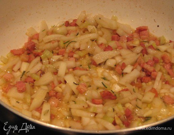 В сковороду, где жарилось мясо, положить бекон, обжарить до прозрачности, всыпать лук, чеснок и измельченный розмарин. Обжарить 2-3 минуты.