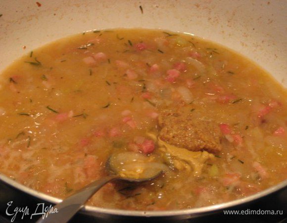 Влить вино, выпарить наполовину. Добавить воду, мед, горчицу, посолить, поперчить. Довести до кипения. Перелить в форму к мясу, накрыть фольгой и запекать 1,5 часа.
