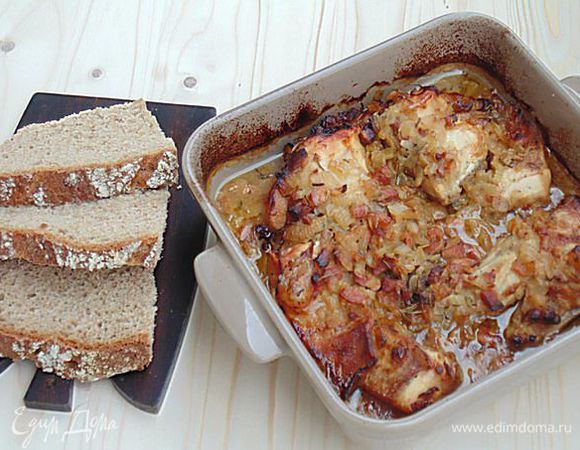 Так как я запекала с вентиляцией, мясо поджаривается даже под фольгой, если вентиляции нет, то запечь 1,5 часа при температуре 180°C, затем фольгу снять и запечь еще 10-15 минут до золотистого цвета.
Перед подачей посыпать петрушкой.