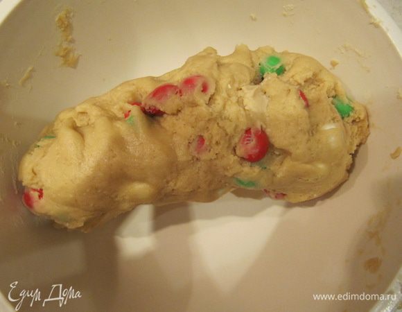 Смешать просеянную муку, крахмал, соль и соду. Добавить сухую смесь в общую массу. Затем добавить конфеты M&M's и аккуратно перемешать. 1/2 ст. конфет отложить в сторону. 