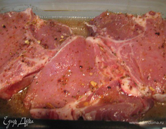 В миске смешать ананасовый сок,оливковое масло, смесь трав, соль, перец, в этой смеси замариновать мясо на час.