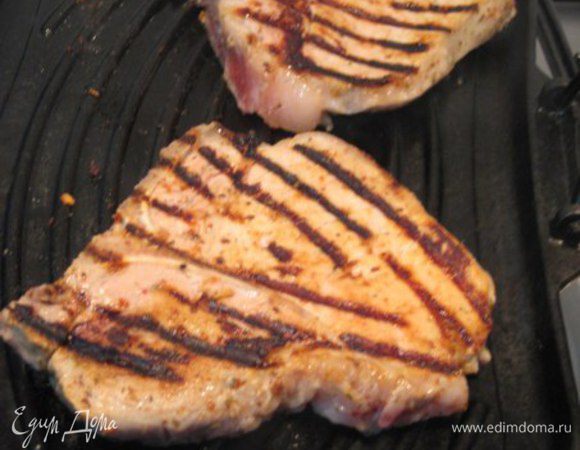 Свинину обжарить на сковороде-гриль на сильном огне до румяной корочки, переложить в форму и отправить в горячую духовку на 7 минут.