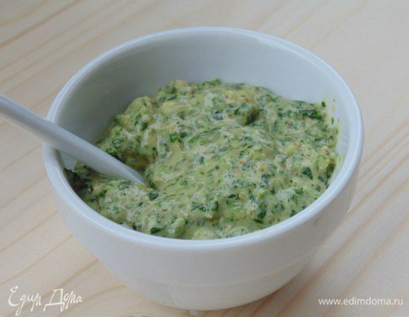 Соус: в чаше блендера взбить небольшой пучок руколы и кресс-салата, чеснок, кедровые орешки, сок половины лимона,горчицу, влить оливковое масло, посолить, поперчить.