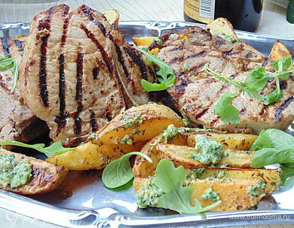 Горячий картофель смешать с соусом, перемешать.
На блюдо выложить мясо, вокруг картофель.
Приятного аппетита!