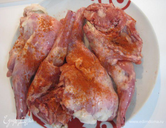 Кролик нужен молоденький.
Кролика разрезать на порционные кусочки, посолить, посыпать специями.