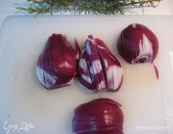Красный лук нарезать перьями.