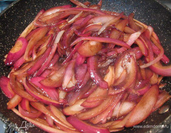 На сковороде, где жарилось мясо, обжарить лук на среднем огне, присыпать сахаром, когда лук станет мягким, влить бальзамический уксус, готовить еще пару минут.
Лук переложить к мясу.