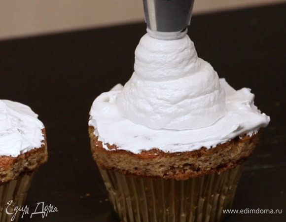 1 вариант украшения - "Снеговики". С помощью большой круглой насадки отсаживаем три яруса снеговика, соблюдая размерность: от большего к меньшему. Здесь как раз хорошо видно, как белковый крем похож на снег.