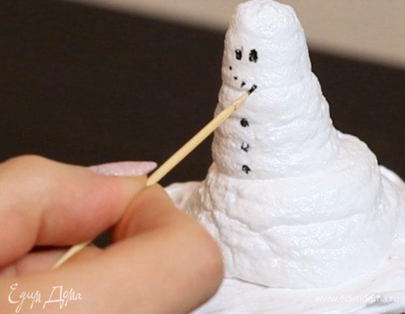 Затем с помощью зубочистки и чёрного пищевого красителя добавляем детали. Вместо красителя можно использовать варенье.