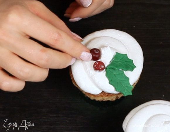 Остаётся уложить листья и добавить ягоды. Я использую клюкву, её можно заменить на бруснику. Клюкву можно использовать как свежую, так и замороженную. Я вообще использовала клюку в сахаре, просто убрав слой пудры.