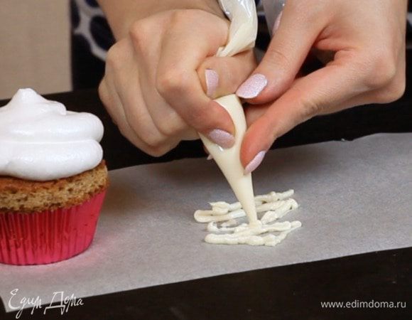 3 вариант - шоколадные ёлочки. Для этого на пекарской бумаге рисуем растопленным шоколадом ёлочки. Оставляем полностью застывать. Для ускорения процесса можно убрать в холодильник.