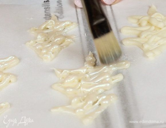 Далее я решила добавить немного "инея". Для этого уже по застывшим ёлочкам я прошлась сухим пищевым красителем с сине-зелёным сиянием. Возможно это не очень хорошо видно на фото, но в жизни получается красивое свечение. 