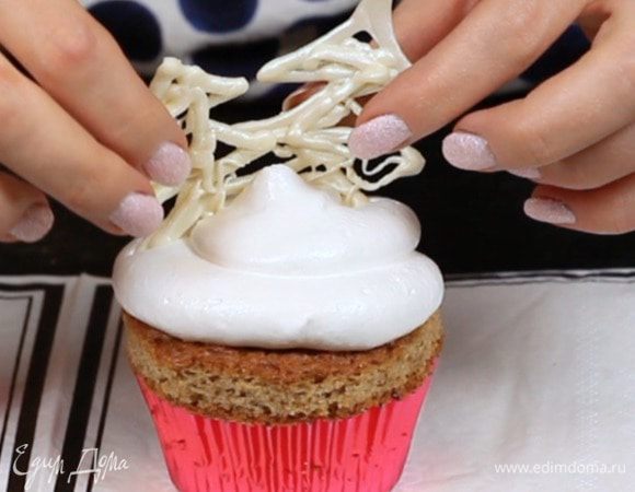 Остаётся только закрепить ёлочки на кексах. Я использовала по три на кекс и делала их разного размера (от большего к меньшему).