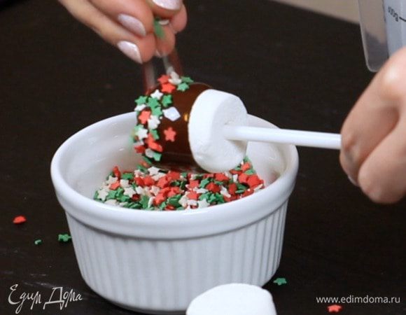 Посыпаем сверху сахарными украшениями и оставляем застывать. Для ускорения процесса можно убрать всё в холодильник.