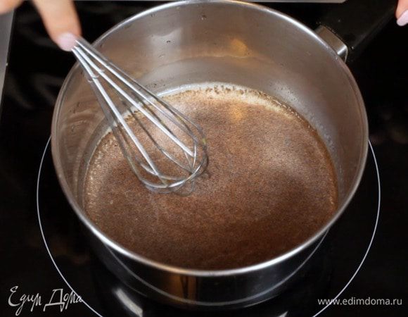 Соедините в сотейнике молоко, семена ванили и половину сахара (30 г), доведите до кипения на медленном огне.