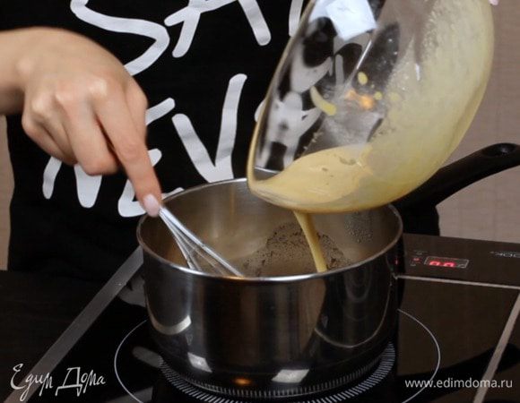 Затем желтковую массу перелейте в сотейник к молоку и доведите до температуры 80°С, постоянно перемешивая.