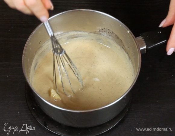 Снимите с огня и добавьте какао-масло, перемешайте до однородности. Охладите до комнатной температуры в холодильнике.