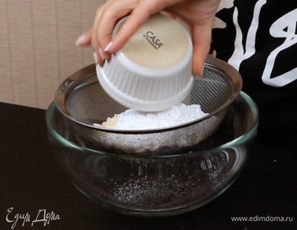 Разогрейте духовку до 200°С. Просейте миндальную муку с сахарной пудрой.