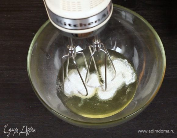 Соедините в миске белок с сахаром. Взбейте до устойчивых пик.