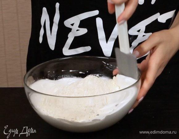 Добавьте миндальную массу и аккуратно примешайте до однородности.