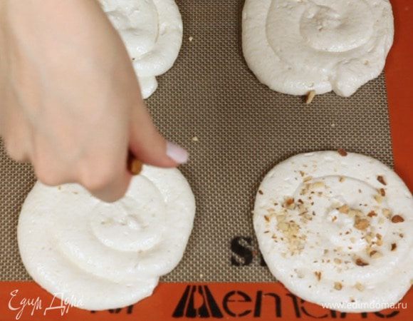 Посыпьте рубленным миндалем и сахарной пудрой. Уменьшите температуру в духовке до 160°С, выпекайте пирожные 25-30 минут. Перед сборкой полностью остудите.