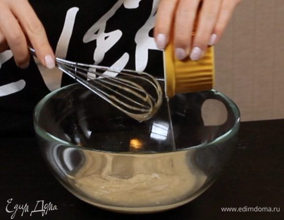 В воду добавьте желатин, оставьте для набухания на 5 минут, затем растопите и примешайте к крему.