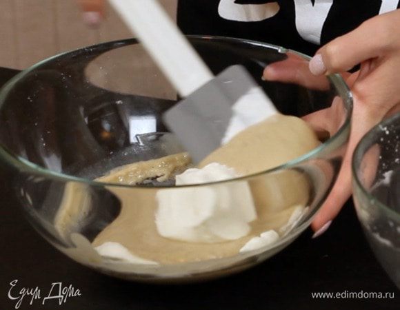 Взбейте сливки и постепенно добавьте их к основному крему. Затем уберите в холодильник на 15 минут. 