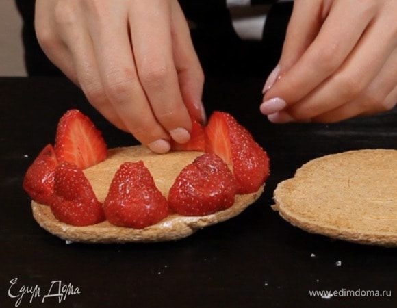 Остаётся только собрать пирожное. По краю выкладываем ягоды.