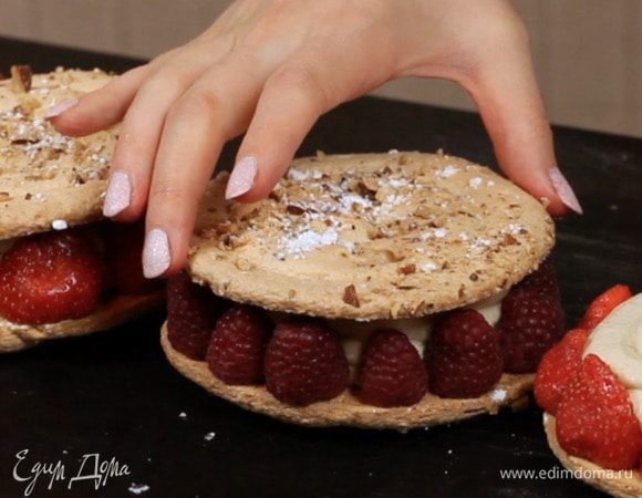 Сверху можно посыпать сахарной пудрой и полить каким-нибудь сиропом.