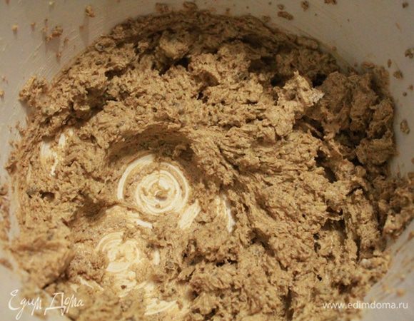 размягченное масло взбить с сахаром , добавить пряности и 1 ложку молока