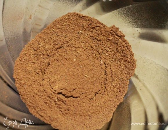 Измельчим их в ступке и просеем.