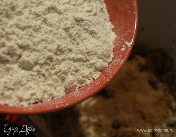 Просеиваем муку с разрыхлителем и высыпаем в сливочную смесь. Если тесто не собирается в комок, постепенно добавляйте молоко. У меня в общем ушло 4 столовые ложки.