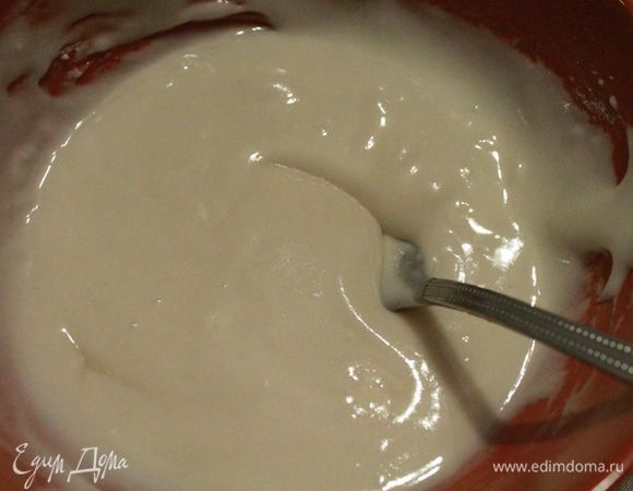 Смешать вилочкой все ингредиенты для айсинга. У меня сахарной пудры ушло 250-270 гр. Смотрите сами, он не должен при рисовании растекаться.