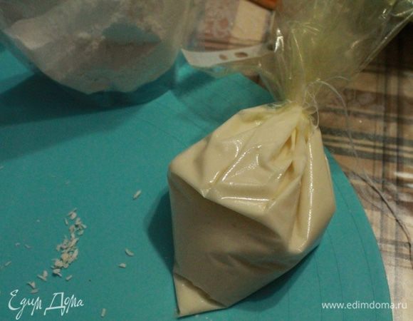 Я для рисования использую мультифорку (мне так удобнее), выливаю в нее айсинг, прокалываю дырочку.