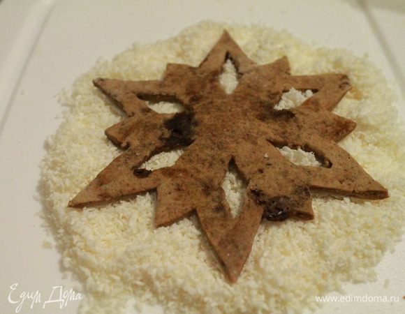 Для того, чтобы сделать "пушистые" снежинки, я по контуру рисовала айсингом и переворачивала снежинку на кокосовую стружку.