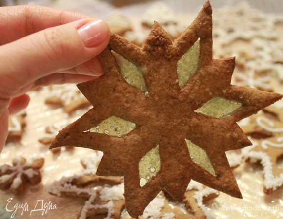 А вот и карамельные снежинки: для них нужно размолоть карамель в ступке, снежинки без айсинга выложить на противень, а в узоры насыпать карамель. Держим в разогретой духовке 1 минуту. Следите за духовкой!