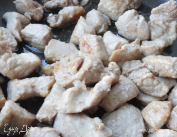 Мясо промыть, просушить и порезать кусочками. Поперчить, солить не нужно.
Обжарить на растительном масле, в течении 5-7 минут.