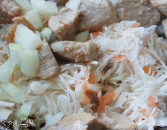 Луковицу почистить и порезать кубиками.
В жаровню или в глиняный горшок (жаропрочную посуду) слоями выложить мясо, лук и квашеную капусту вместе с соком. И еще один слой также. Лавровый лист добавьте по вкусу. Сверху должна быть капуста. Закрыть крышкой или фольгой и поставить в разогретую до 200°C духовку на 1 час.
