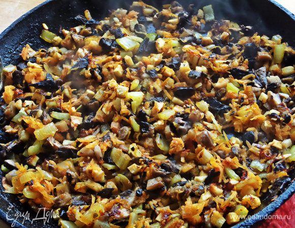 Обжариваем вместе с грибами на растительном масле.