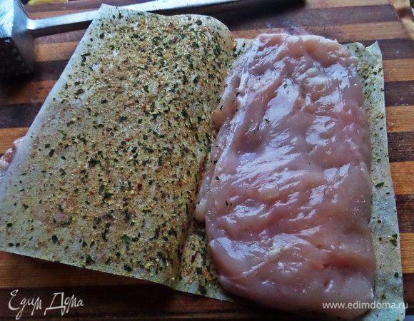 Обсыпать приправой для курицы с двух сторон или воспользоваться специальным пергаментом с приправой.