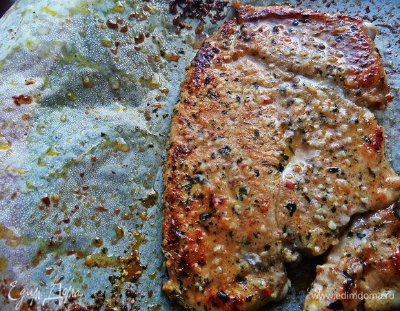 Жарим с двух сторон по 5 минут, снимаем бумагу. Главное — не пересушить курицу, она должна остаться сочной!